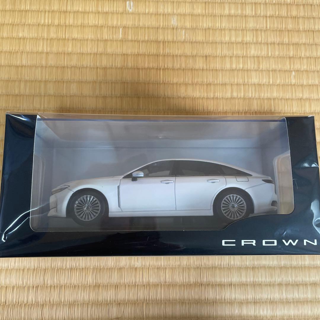 新品未開封★新型クラウンセダン HEVプレシャスホワイトパールトヨタ 非売品