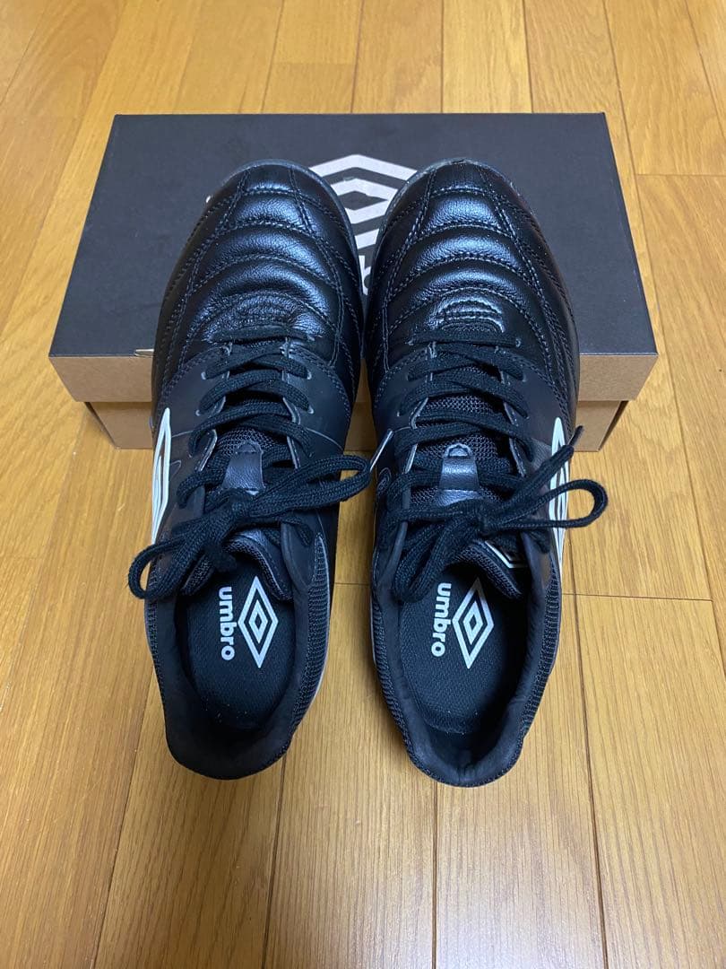 umbro フットサルシューズ25.5cm