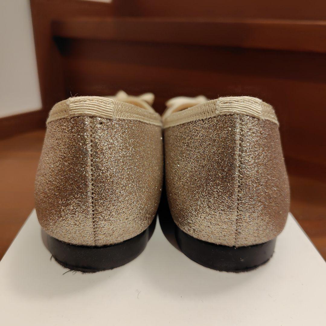 リボン付きゴールドバレエシューズ