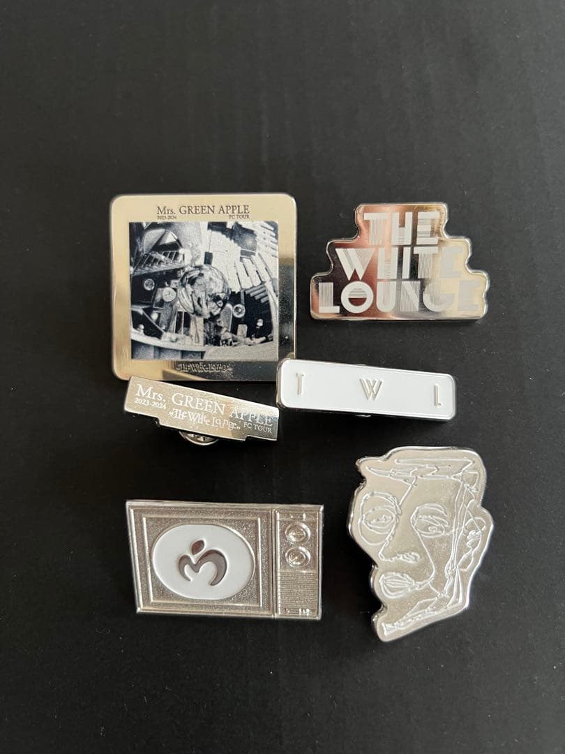 ホワイトラウンジパンフレット ピンバッジ