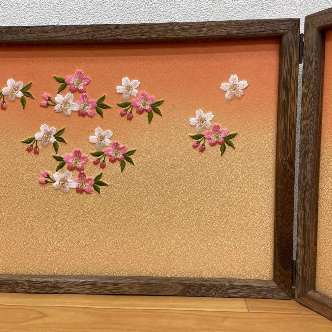 雛人形　桃の節句　桜の刺繍三つ折り焼桐屏風