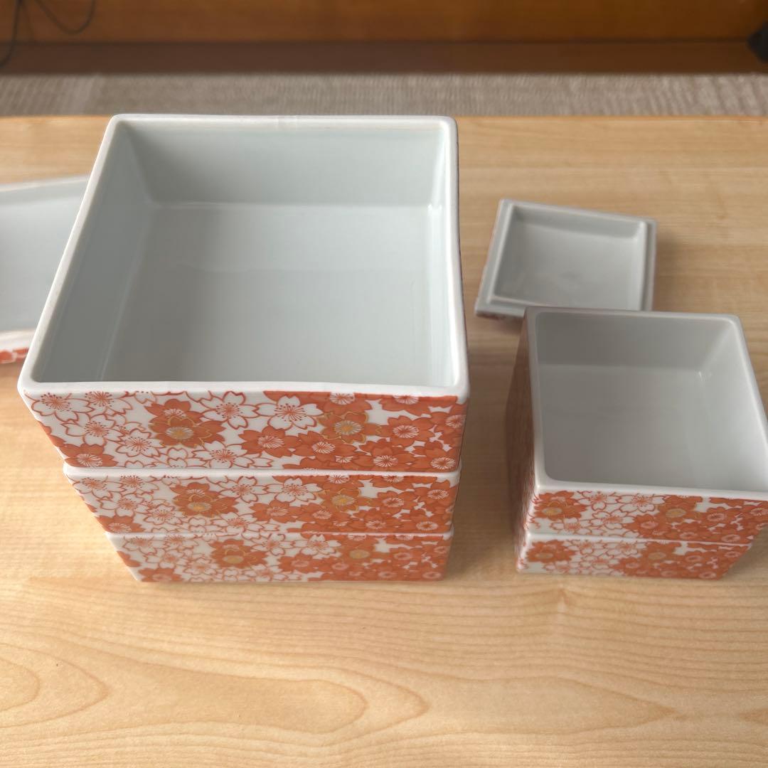 シ*ウ様 撫松庵　陶器お重　色絵桜づくし　三段重箱　二段重箱　蓋付き小鉢　桜柄