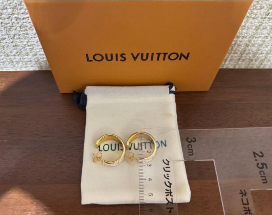 LOUIS VUITTON ナノグラム エナメル フープピアス ホワイトf