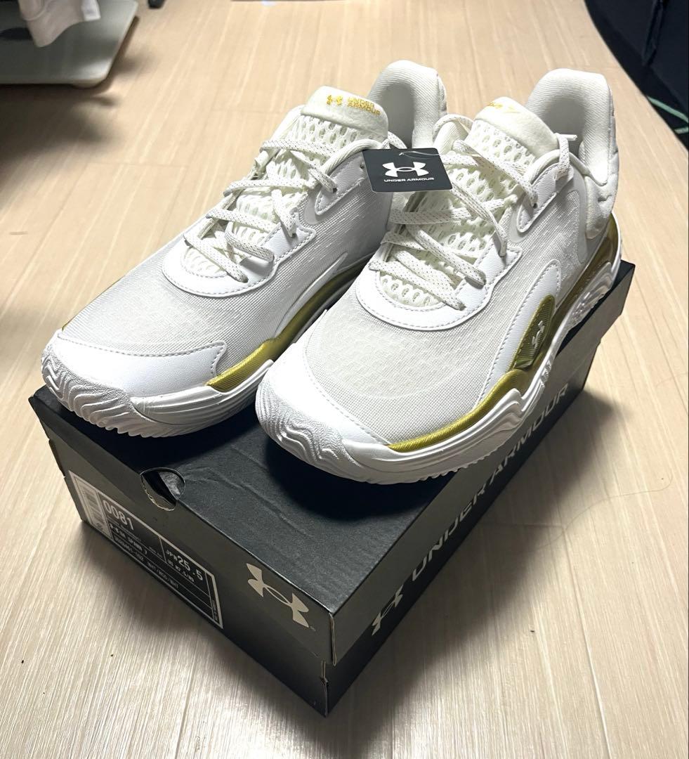 【新品】Under Armour UAスポーン7 ホワイト/ゴールド 25.5