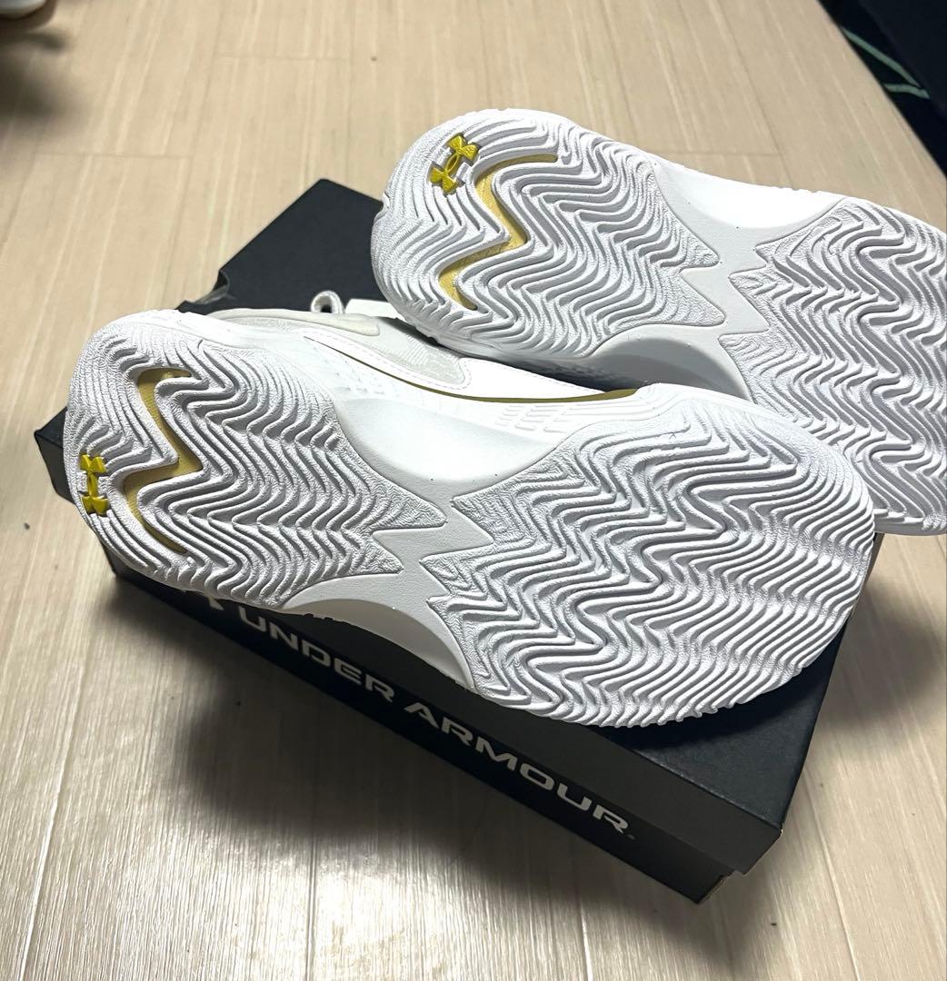 【新品】Under Armour UAスポーン7 ホワイト/ゴールド 25.5
