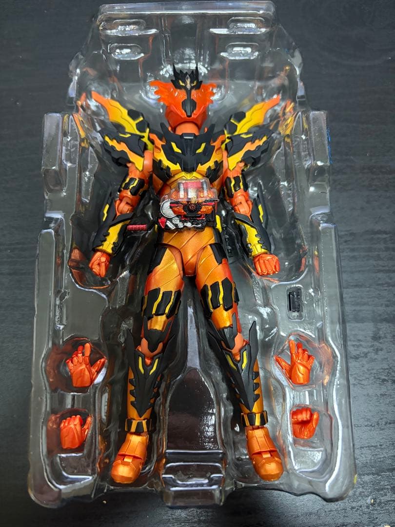 仮面ライダークローズマグマ　フィギュアーツ