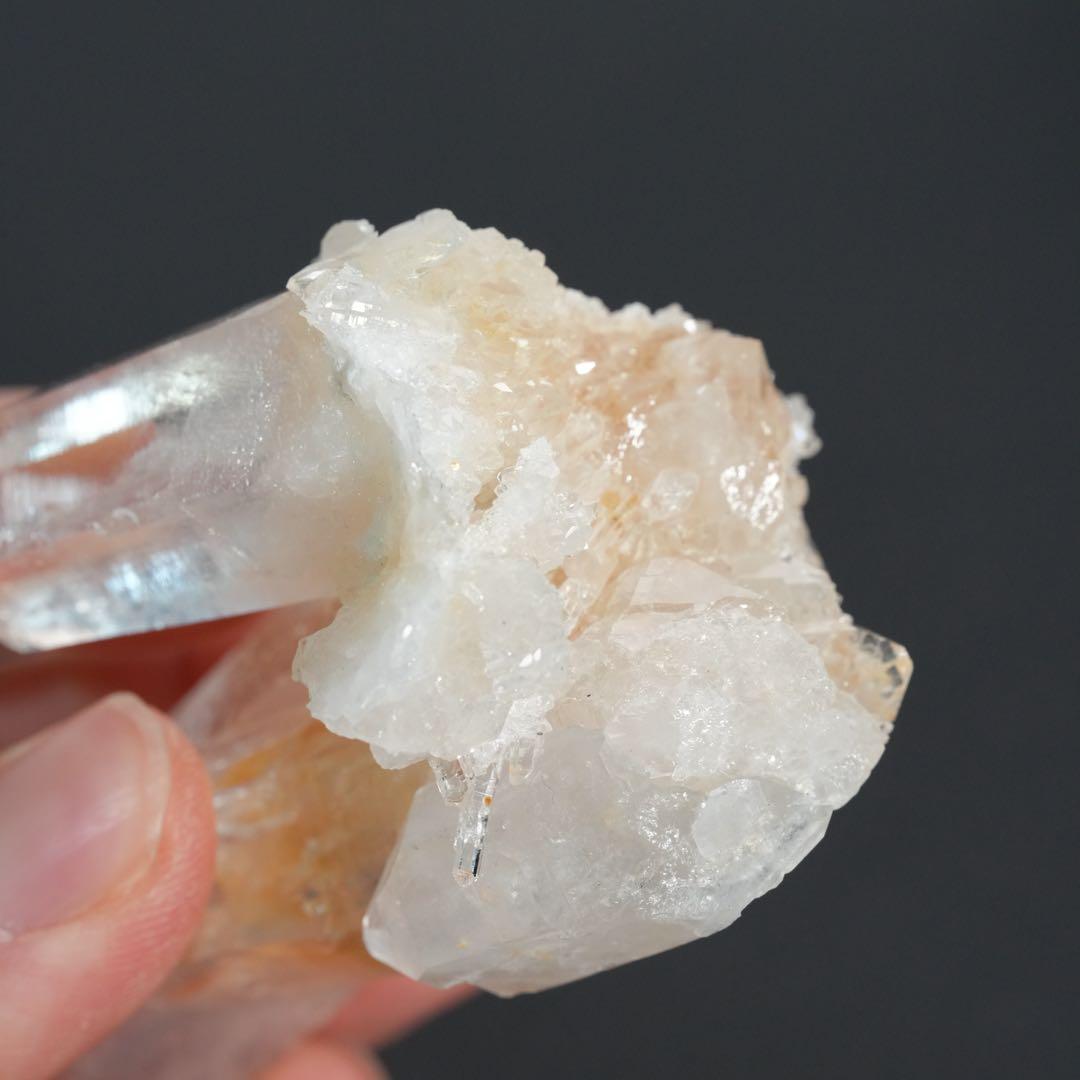 【ライトで照らすと淡いブルーカラー】チタニウム水晶 コロンビア産