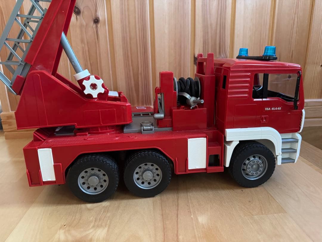 Bruder ブルーダー 消防車　ランドローバー　ショベルカー　おまけ付き