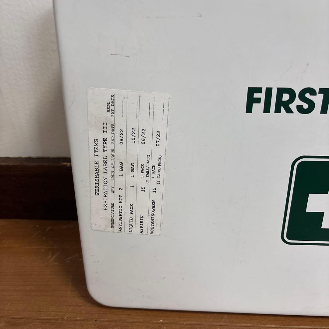 米軍放出品　FIRST AID KIT CASE ホワイト　送料無料