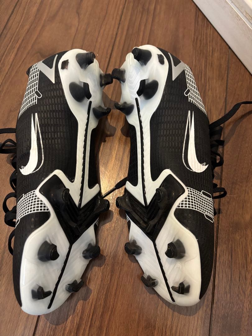 美品Nike Mercurial 黒白 スパイク　ジュニア　　　23.5cm