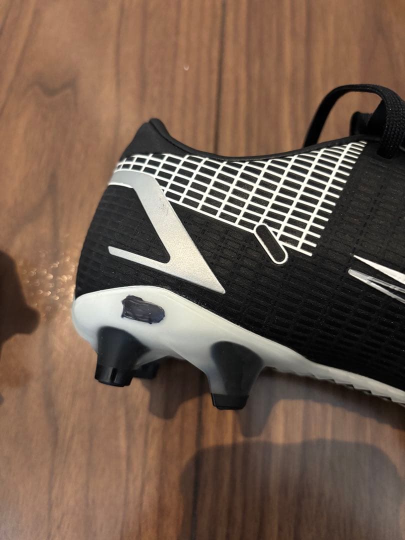 美品Nike Mercurial 黒白 スパイク　ジュニア　　　23.5cm