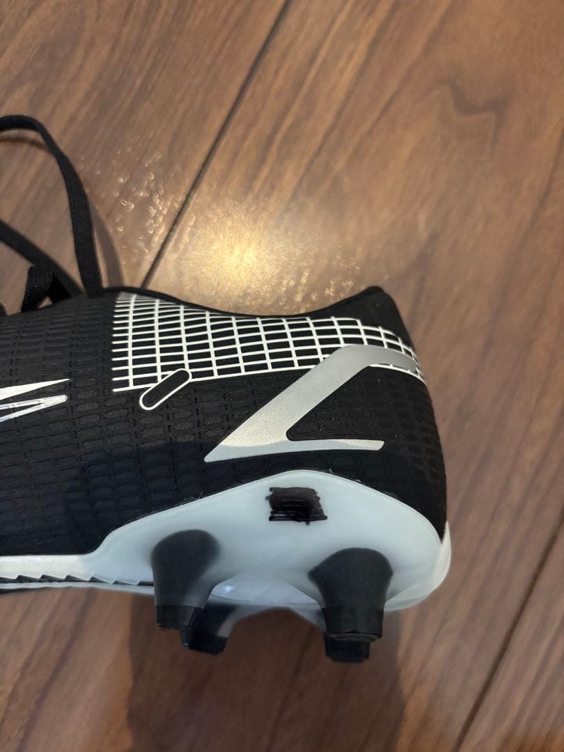 美品Nike Mercurial 黒白 スパイク　ジュニア　　　23.5cm