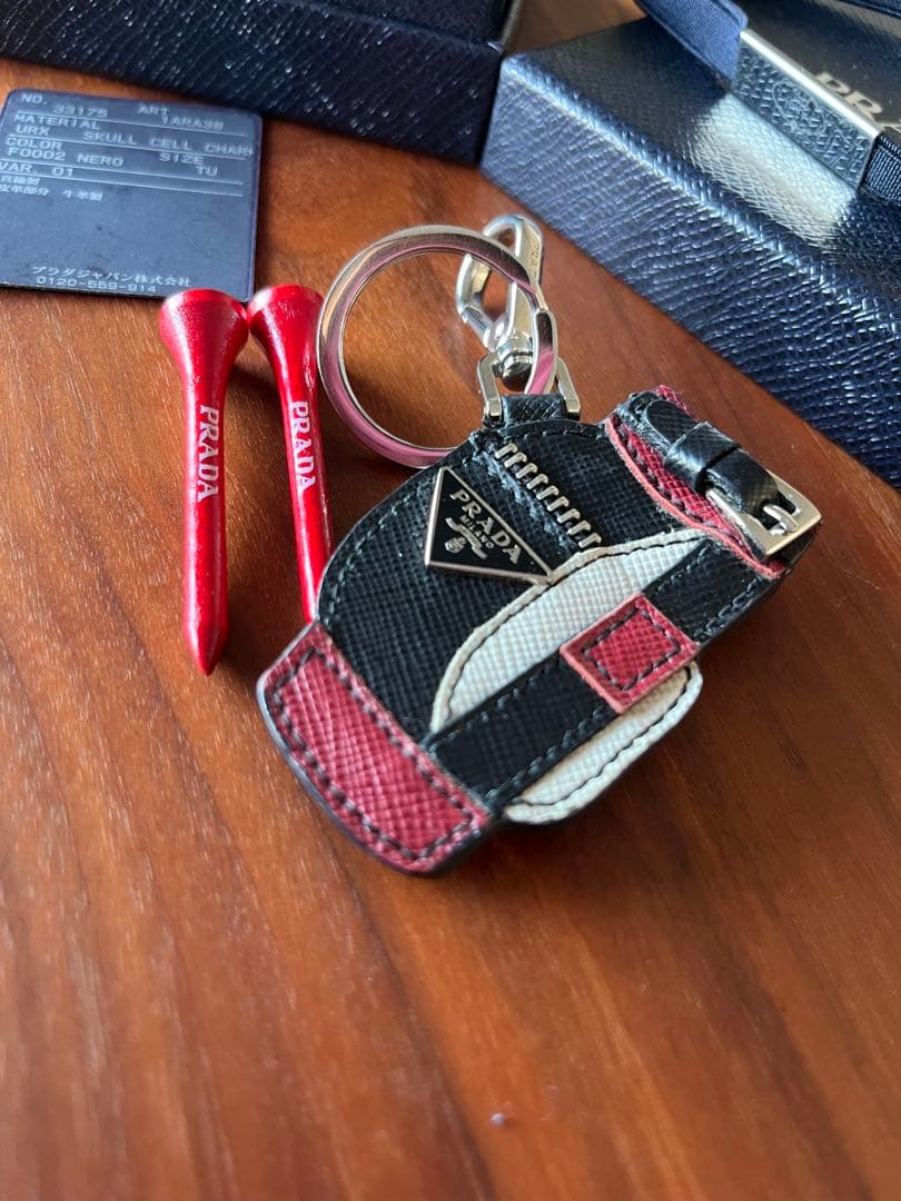 PRADA ゴルフティー刺しキーホルダー