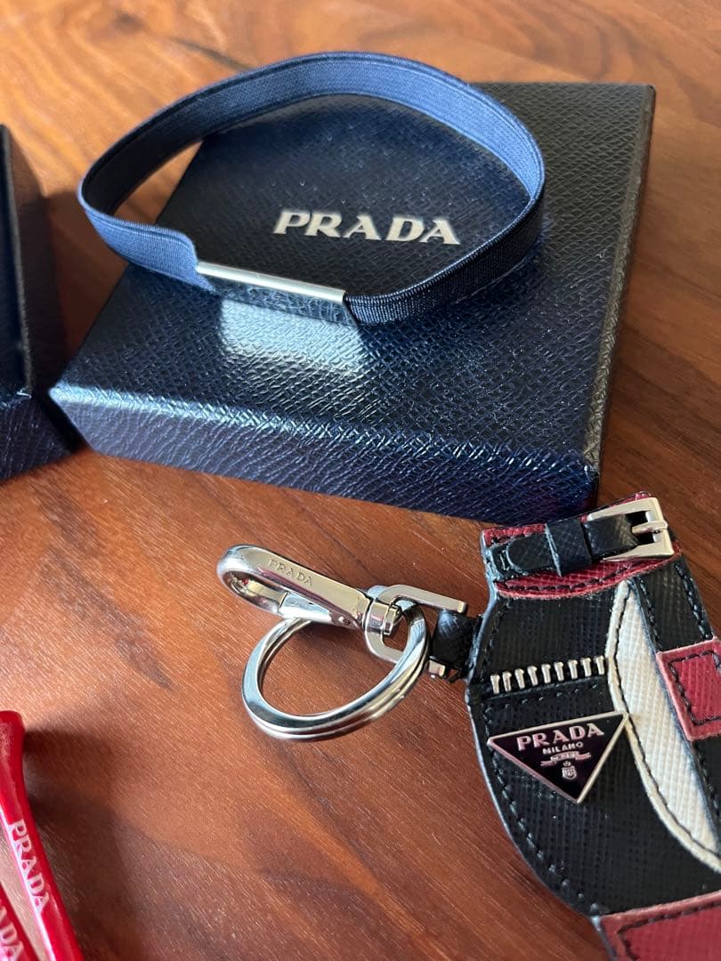 PRADA ゴルフティー刺しキーホルダー