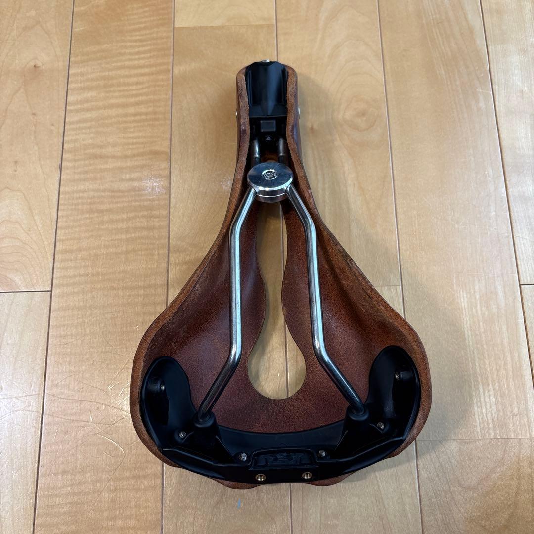 Gilles Berthoud Aspin Open Saddle ブラウン