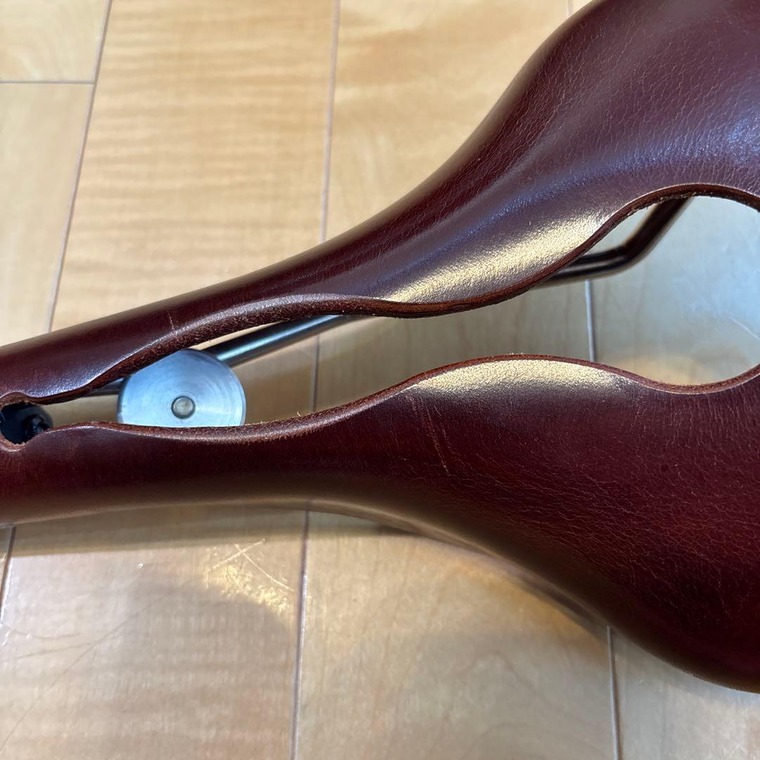 Gilles Berthoud Aspin Open Saddle ブラウン