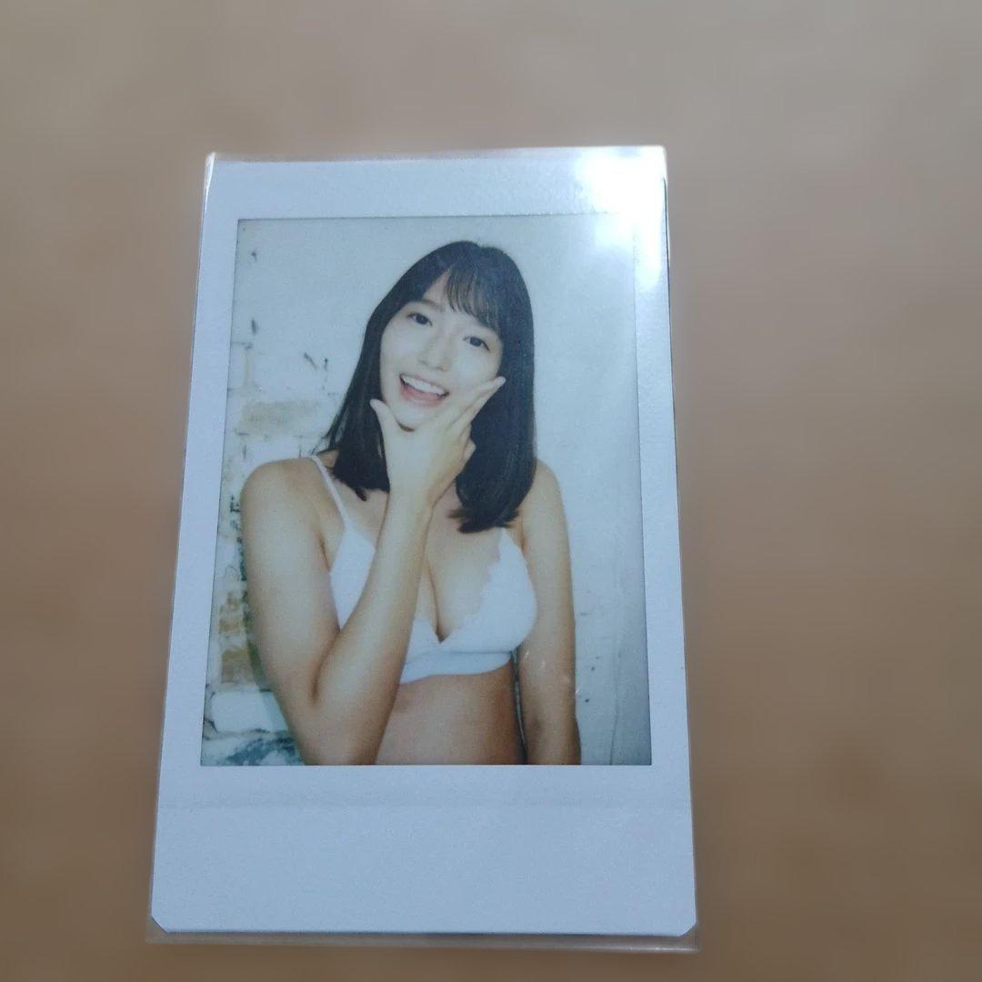 志田音々　チェキ　ポラロイド写真 女性 笑顔 白いブラ