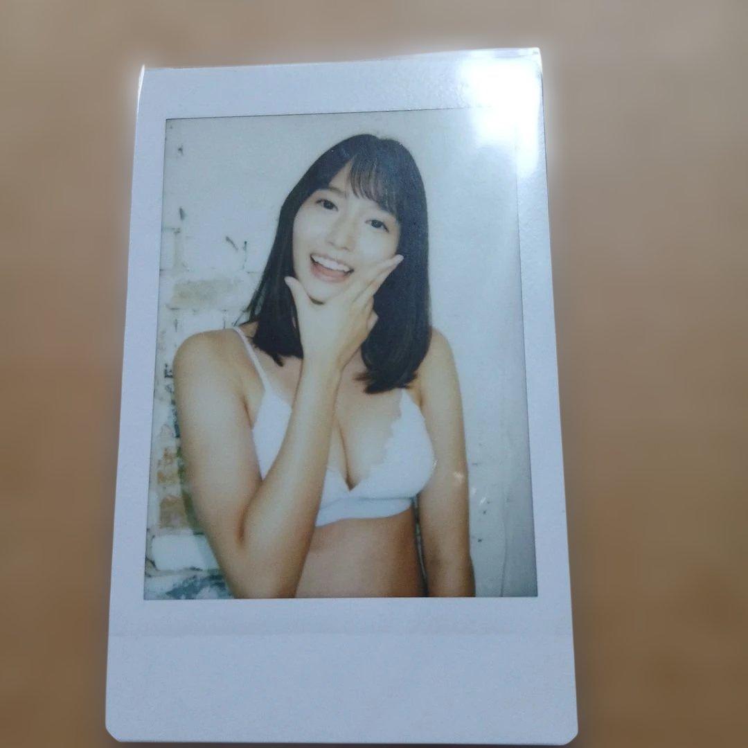 志田音々　チェキ　ポラロイド写真 女性 笑顔 白いブラ