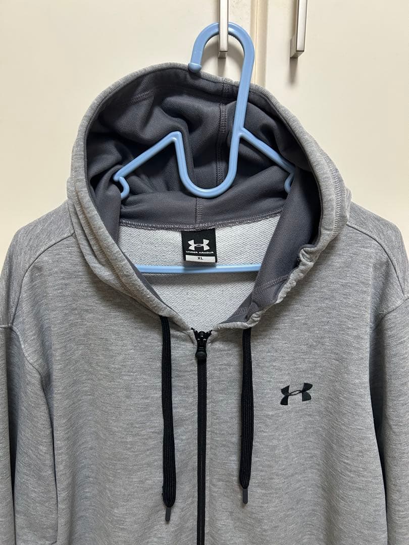 UNDER ARMOUR ジャージグレー セットアップ　上XL下LG。