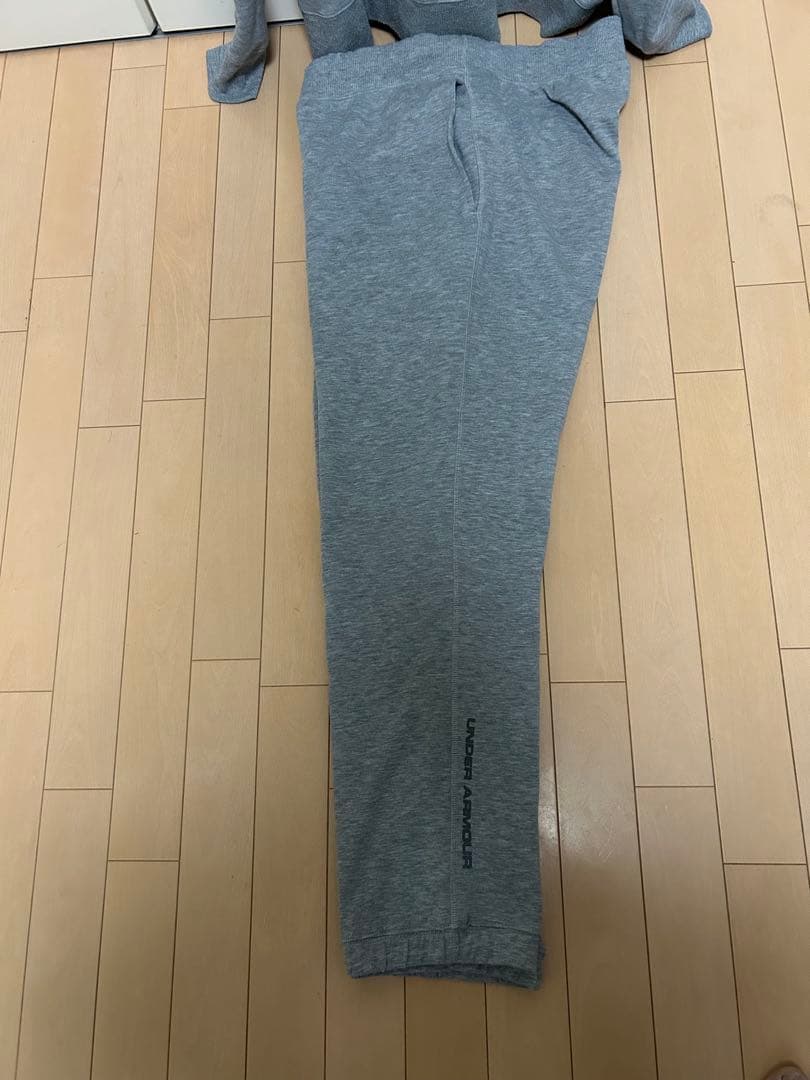 UNDER ARMOUR ジャージグレー セットアップ　上XL下LG。