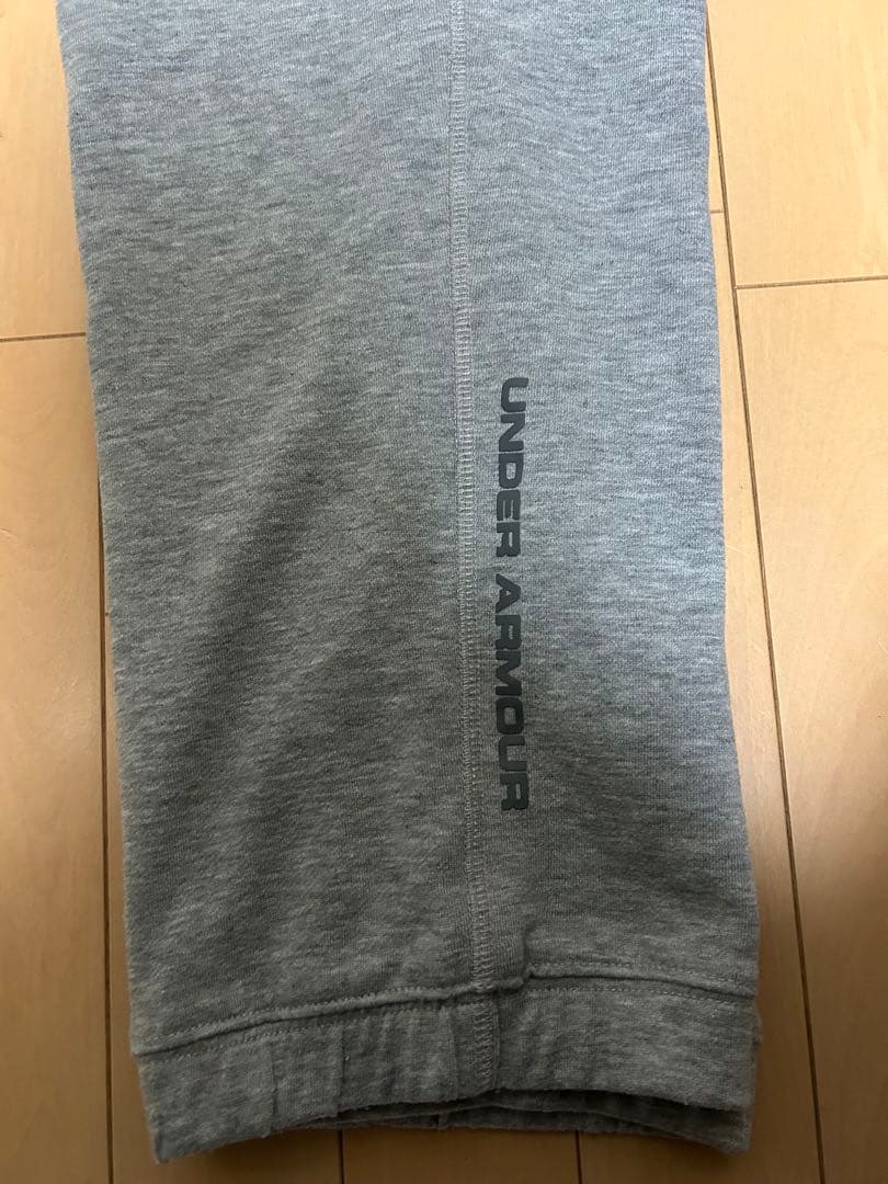 UNDER ARMOUR ジャージグレー セットアップ　上XL下LG。