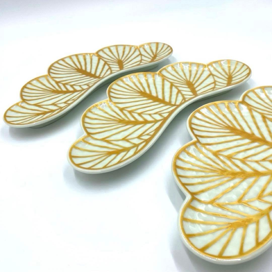 【新品】【大人気】有田焼幸楽窯　錦白金松葉形前菜皿3枚セット　縁起物