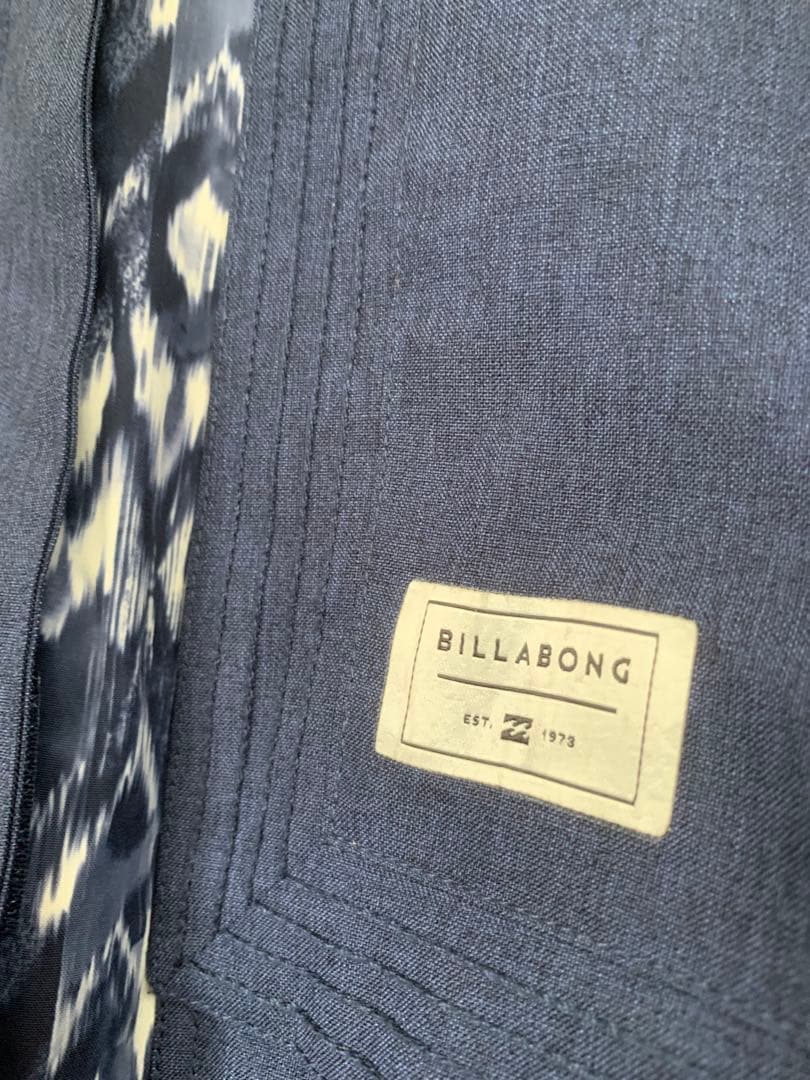 BILLABONG フード付きネイビーウェア　Mサイズ