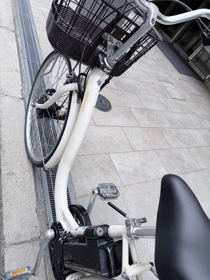 大阪府　ブリヂストン　ホワイト 電動アシスト自転車 シティタイプ