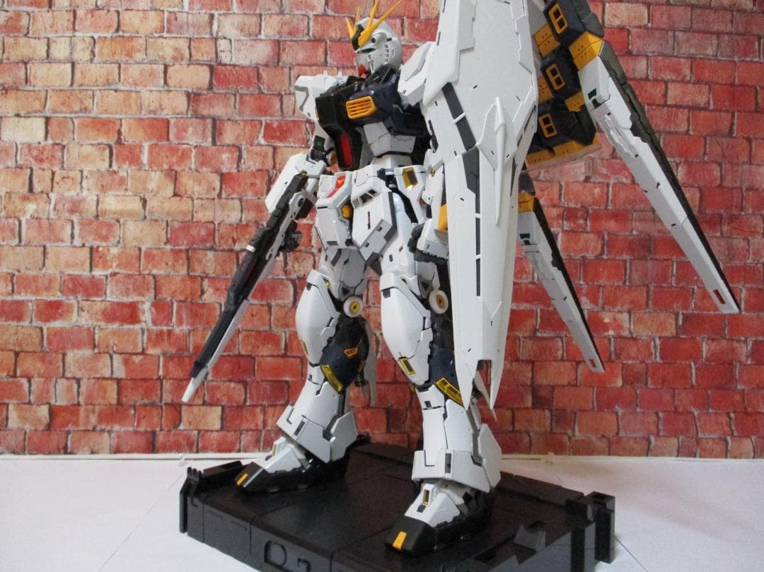 PGU 1/60 νガンダム ＋ LEDユニット 完成品