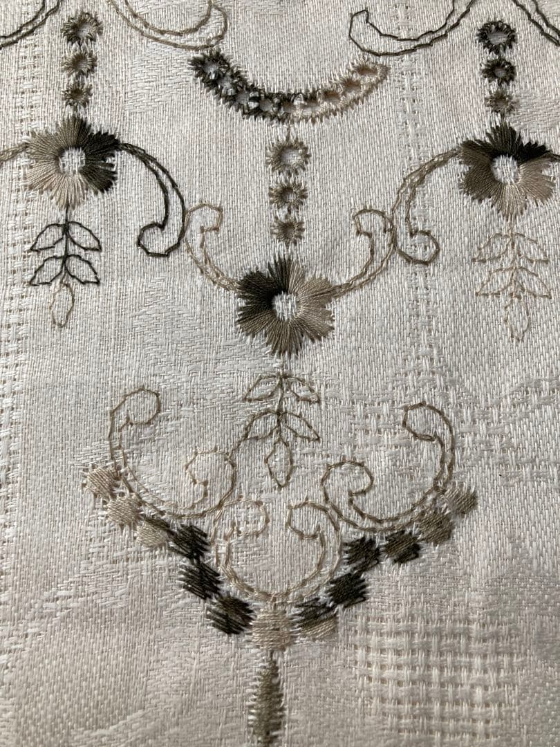 る*ち様 本麻（リネン）100%の美しい刺繍　シーツ　敷布　ヴィンテージ130x