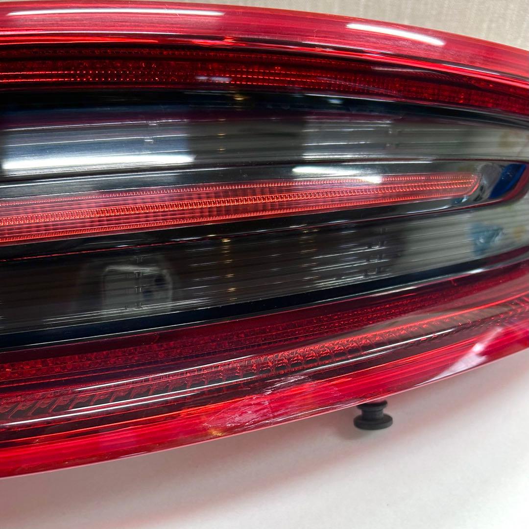 【純正品】PORSCHE マカン HELLE 右テールランプ