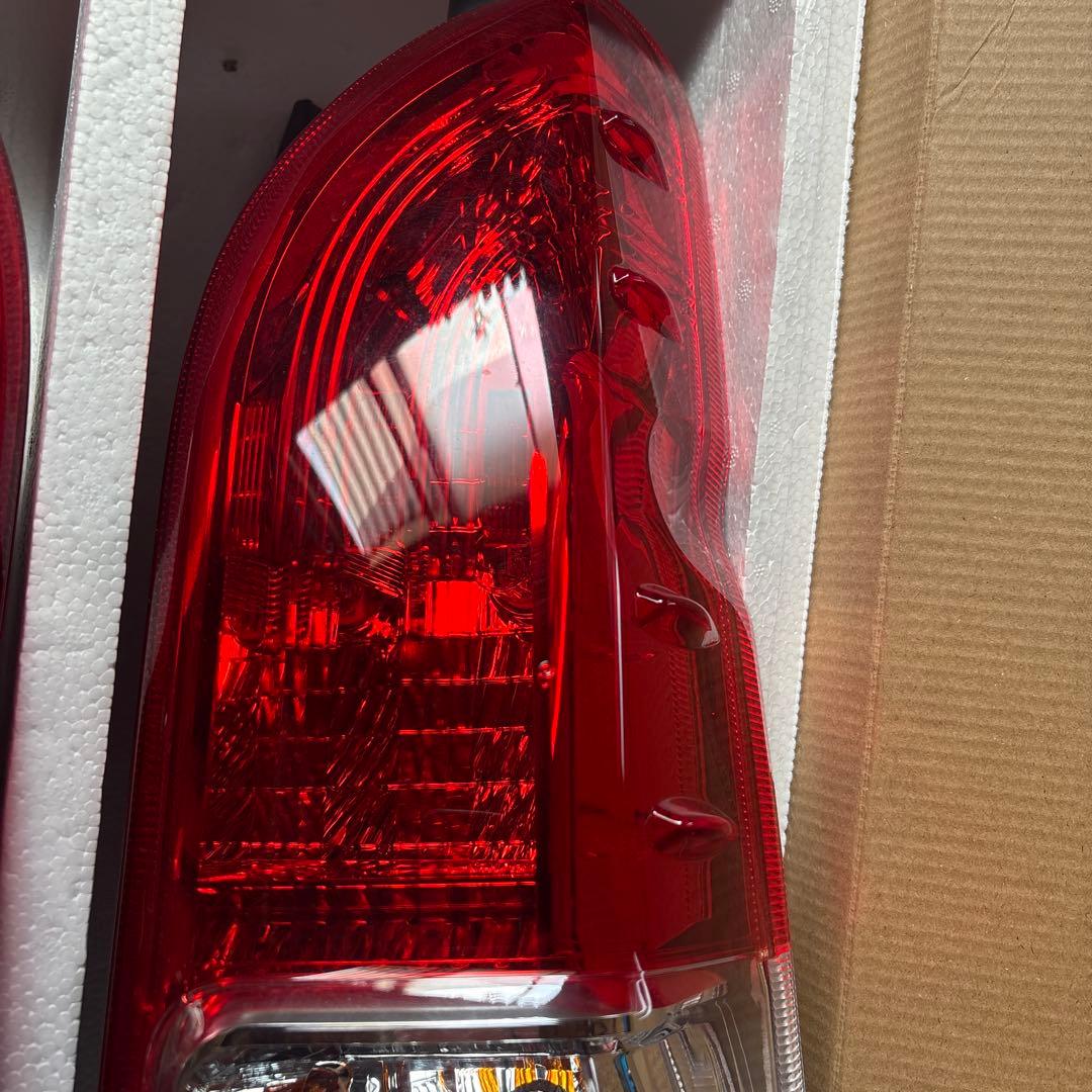 ハイエース　4型純正テール