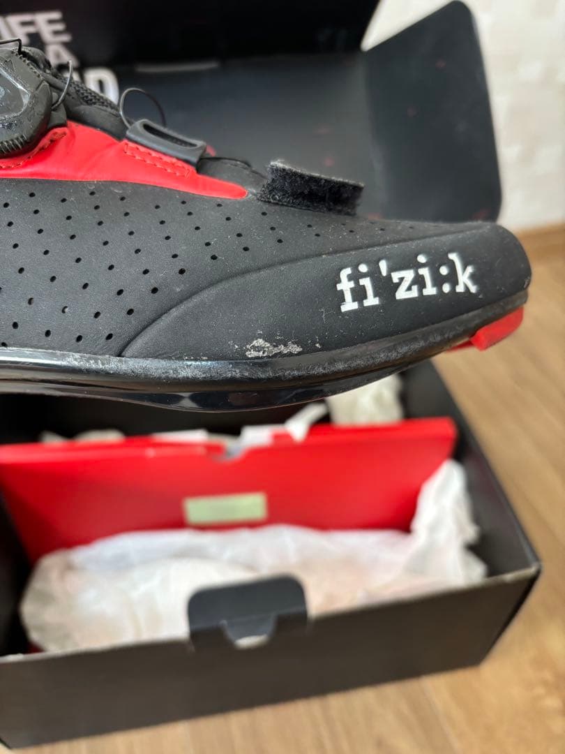 fizik R5B UOMOBOA ロードシューズ ブラック/レッド限定カラー