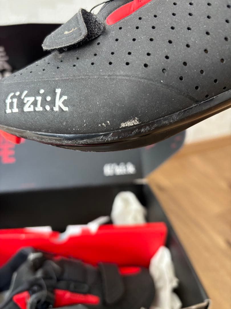 fizik R5B UOMOBOA ロードシューズ ブラック/レッド限定カラー