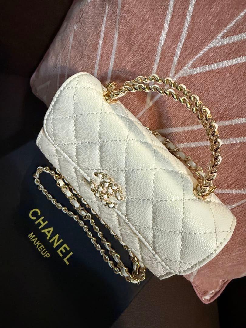 CHANEL ノベルティキルティングホワイトバッグ