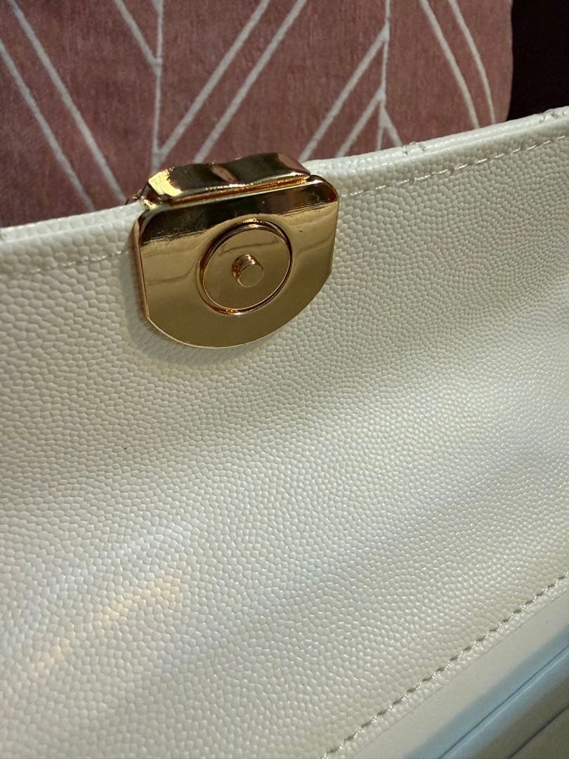 CHANEL ノベルティキルティングホワイトバッグ