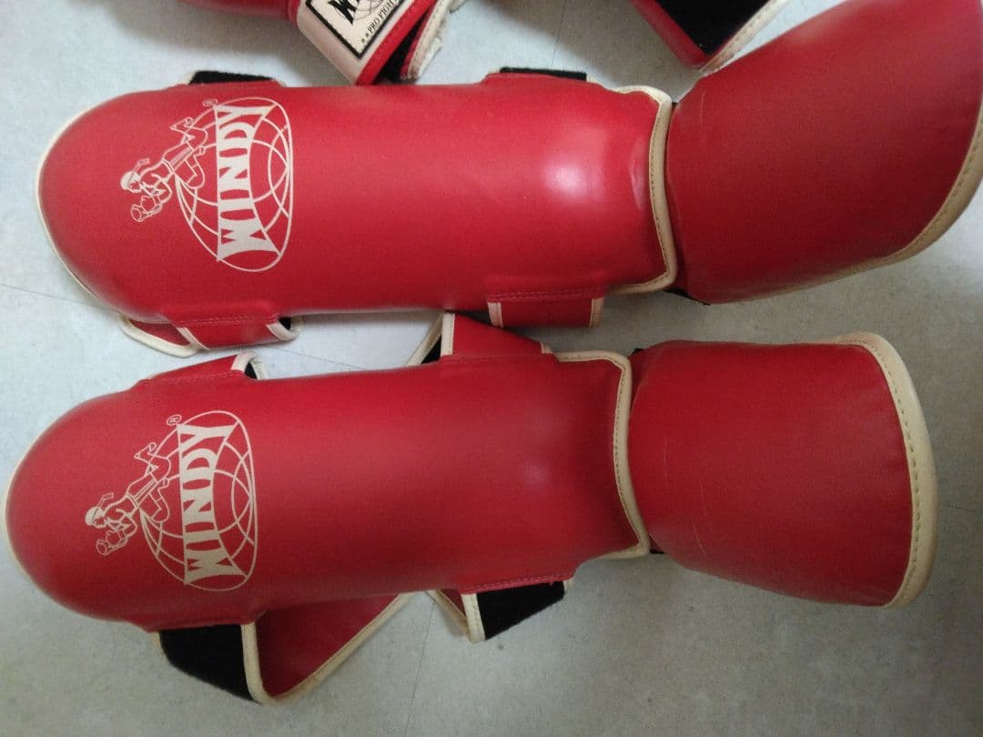 WINDY グローブ 8oz とレガースLサイズ 赤のセット