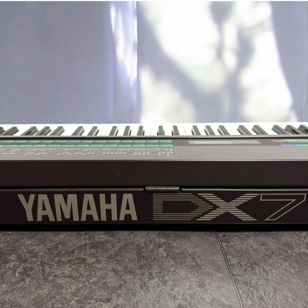 ☆美品 ヤマハ DX7 61鍵 デジタルシンセサイザー 譜面台 説明書付き