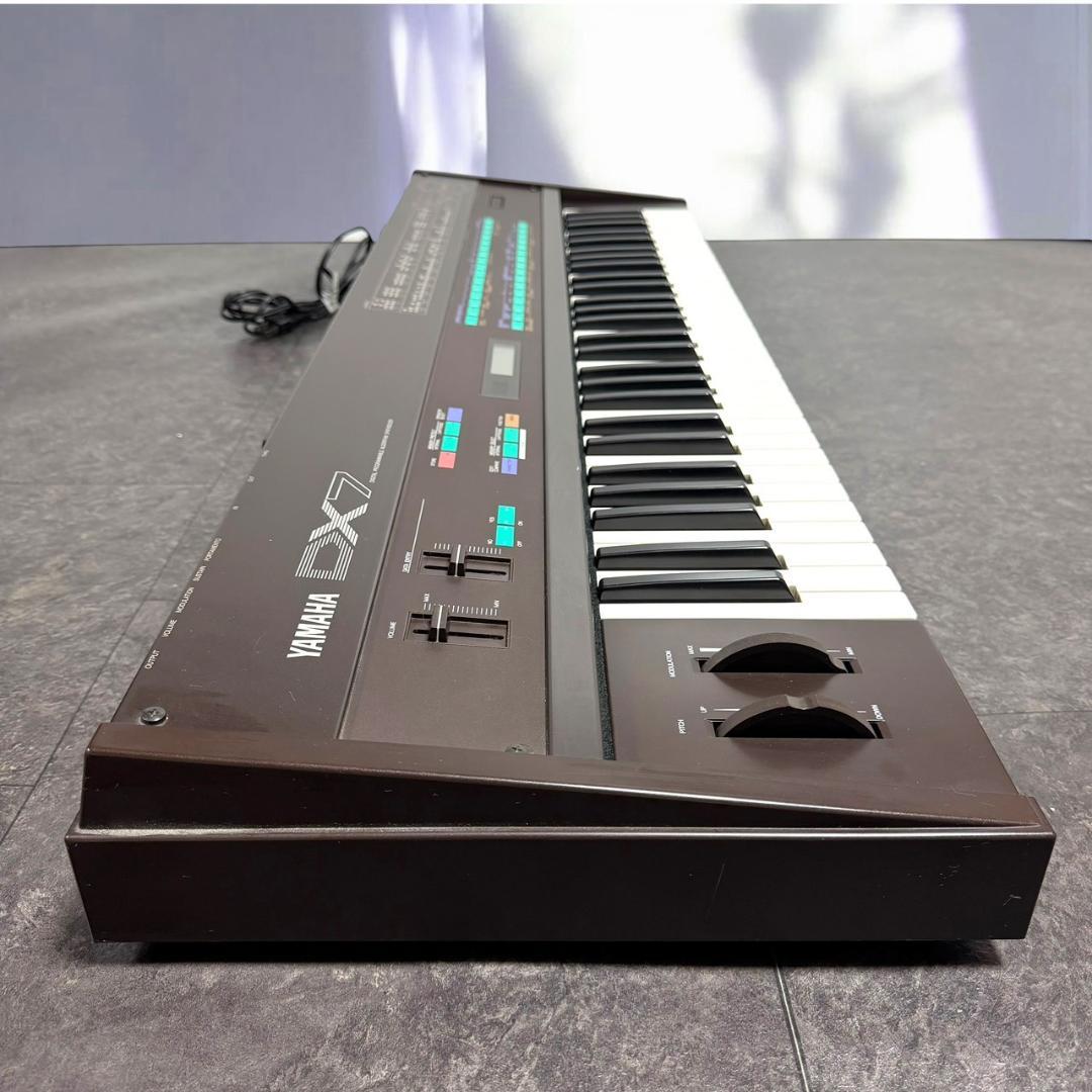 ☆美品 ヤマハ DX7 61鍵 デジタルシンセサイザー 譜面台 説明書付き