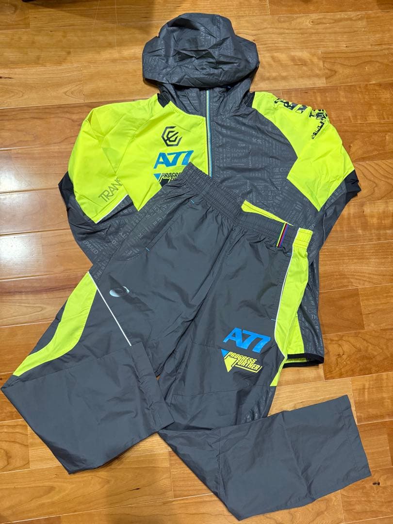 新品同様　アシックス　ナイロンウェアパンツ　上下セット　Mサイズ