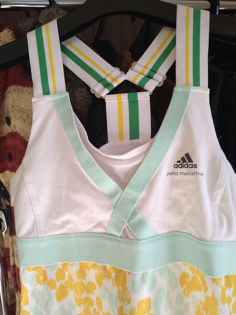 adidas 花柄スポーツドレス