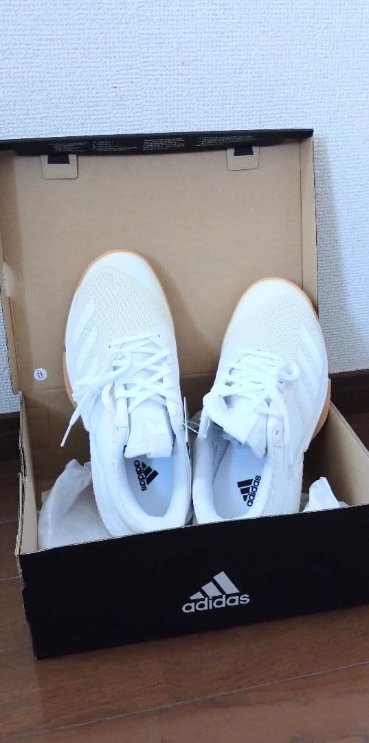 新品未使用レアadidas バレーボールシューズ 箱あり サイズ２４cm