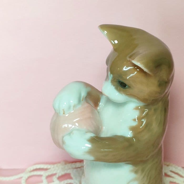 ロイヤルコペンハーゲン　ボール？毛糸玉？と猫　フィギュリン　白茶トラ