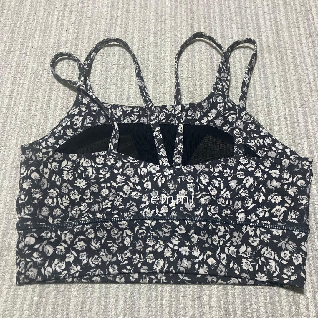 emmi yoga 花柄スポーツブラとレギンスセットアップ