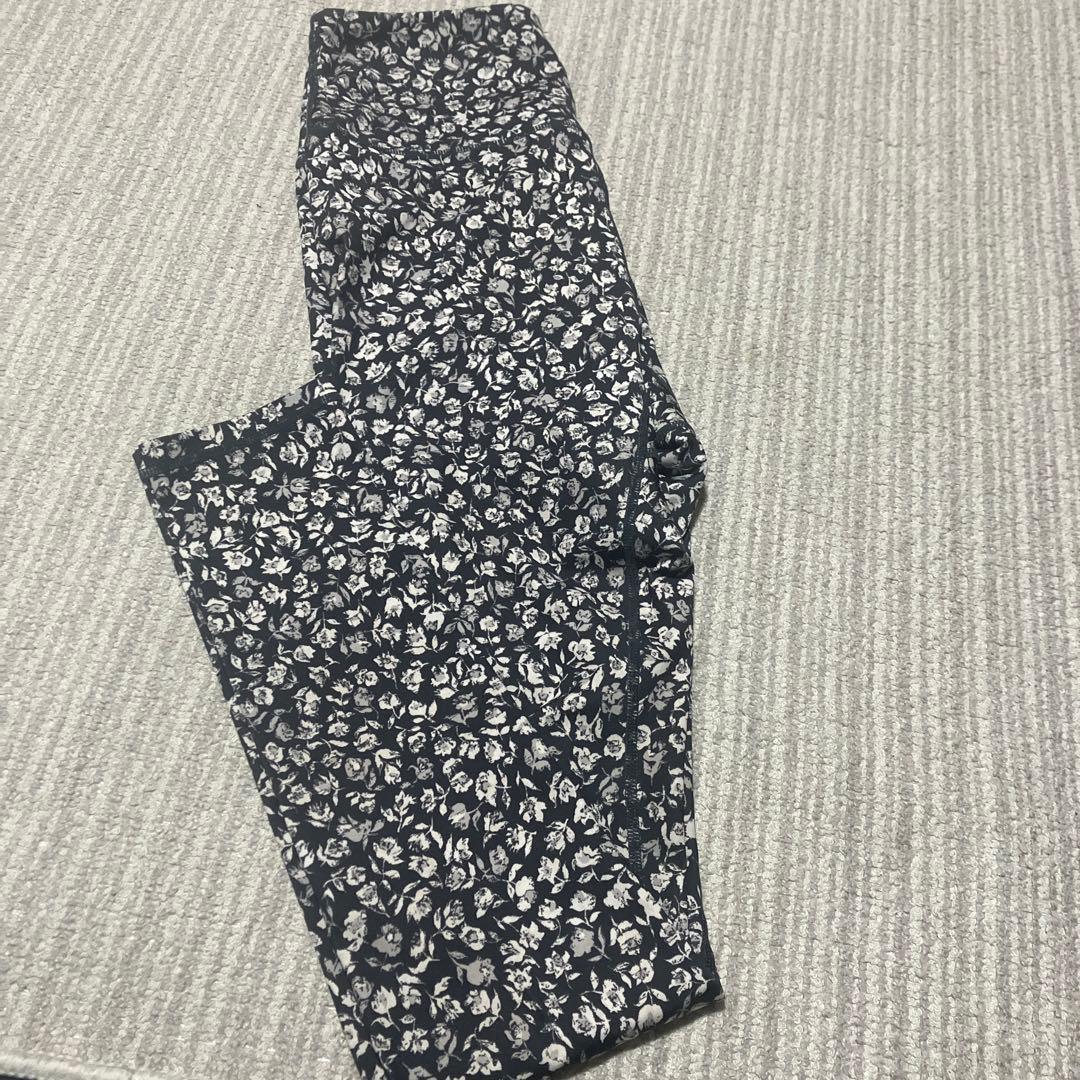 emmi yoga 花柄スポーツブラとレギンスセットアップ
