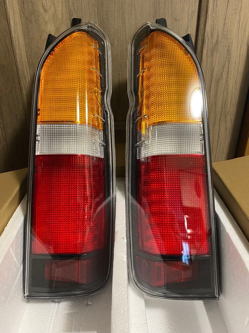 ハイエース トヨタFLX-200-CLクラシックテールランプ 【超美品】