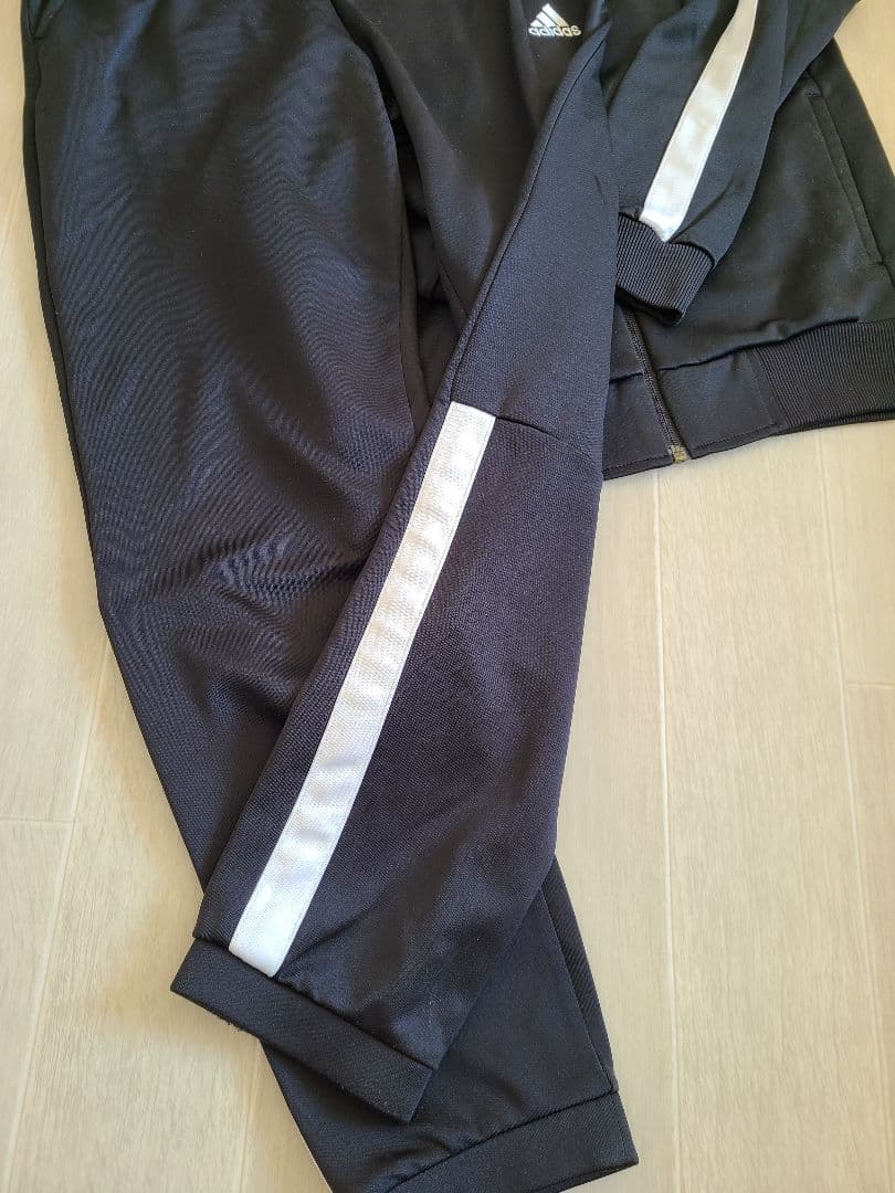 adidasジャージ上下　トップスSボトムスＭ黒セットアップメンズ