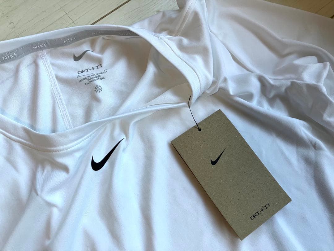 NIKEナイキ＊白トップスとシルエットの綺麗なスコート上下セットアップ
