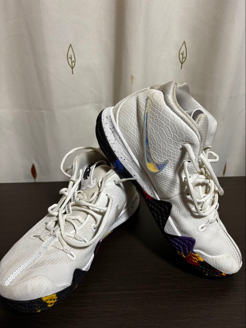 Nike Kyrie 4 バスケットボールシューズ ホワイト/マルチカラー