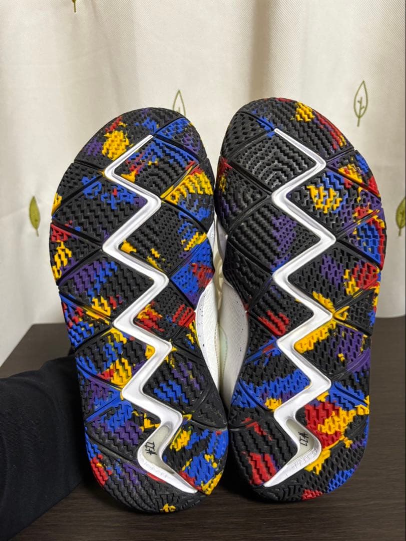 Nike Kyrie 4 バスケットボールシューズ ホワイト/マルチカラー